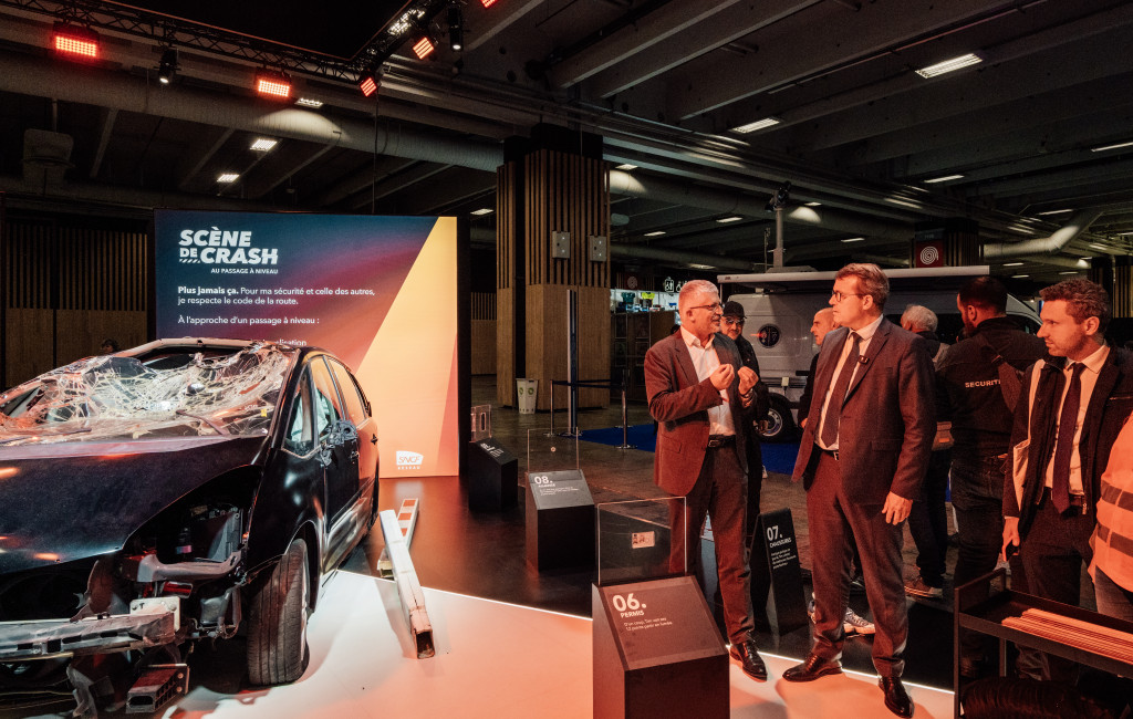 Visite Officielle du ministre des transports François Durovray sur le stand SNCF Réseau lors du Mondial de l’automobile 2024.